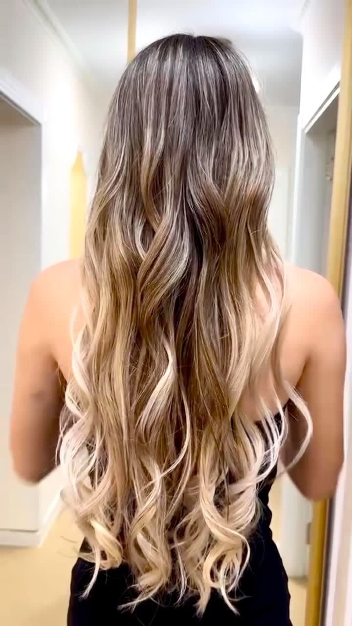 Păr lung, blond, cu balayage și valuri, văzut din spate